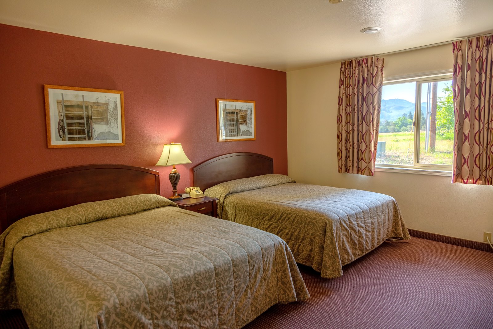 Classic Double Queen guest room at Abbycreek Inn