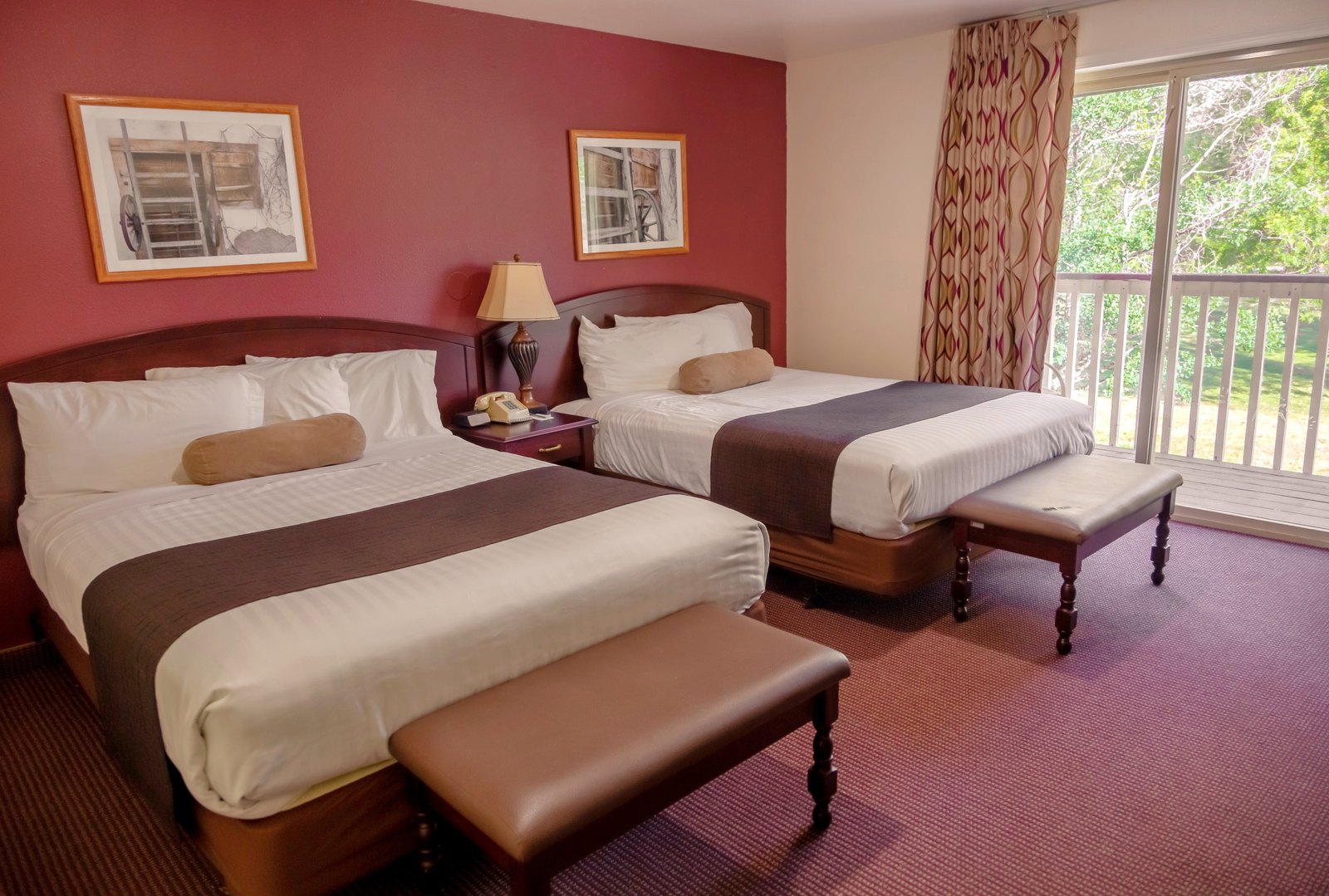 Deluxe Double Queen guest room at Abbycreek Inn