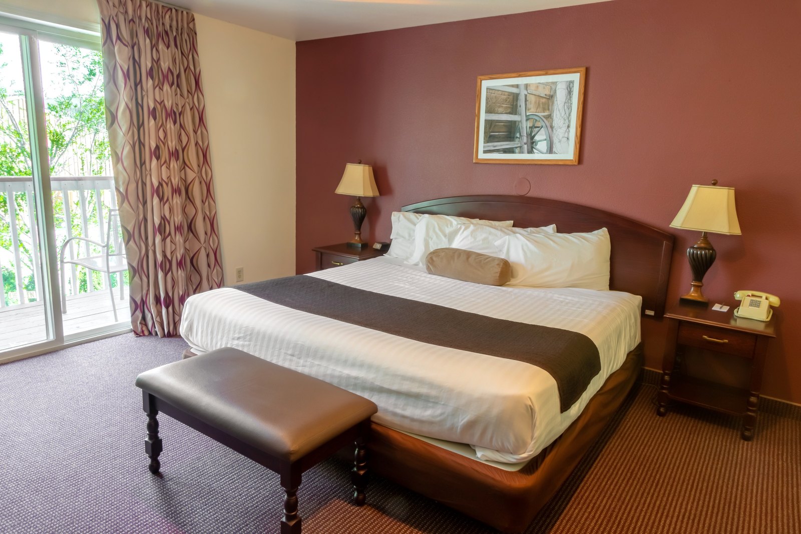 Deluxe King guest room at Abbycreek Inn