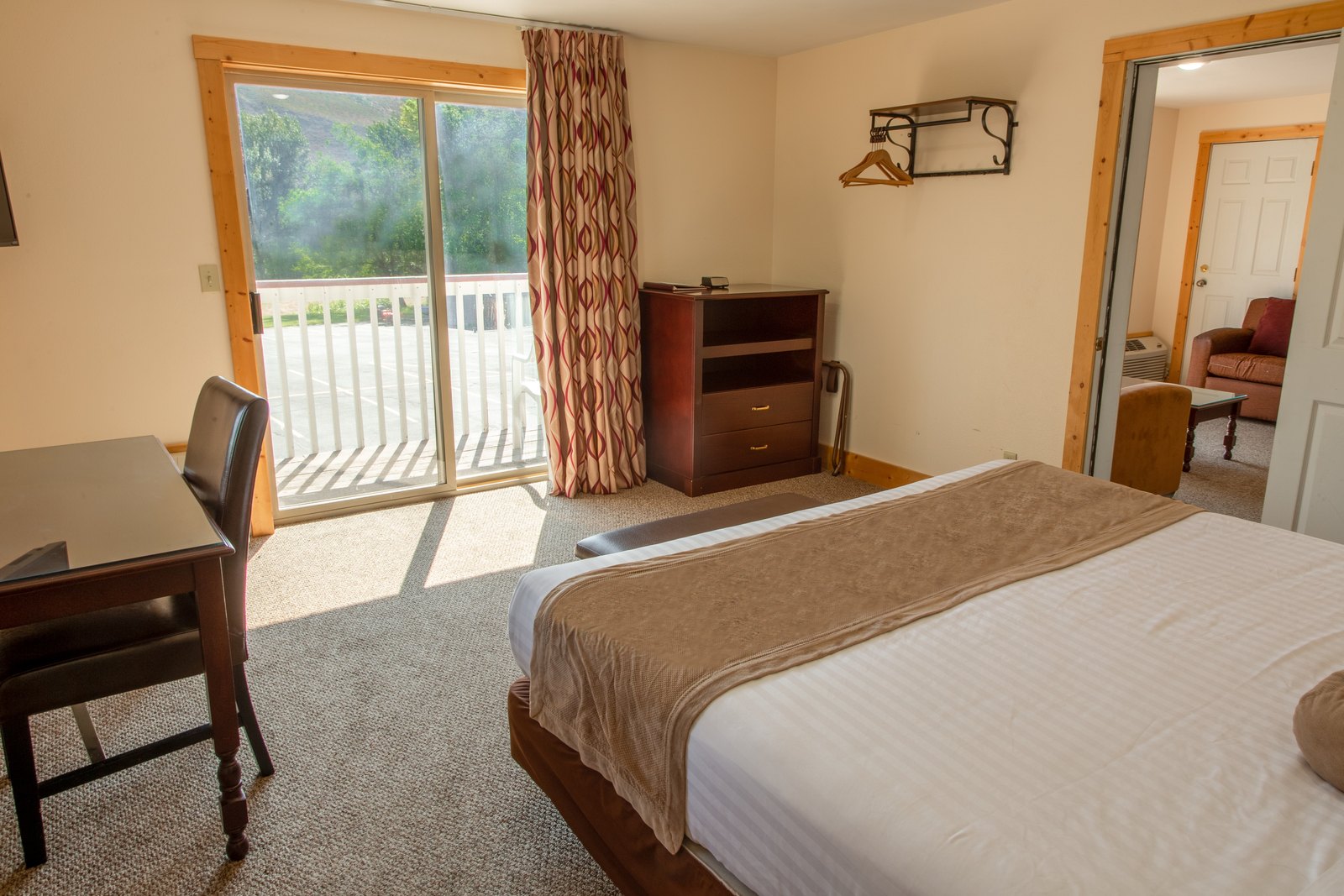 Deluxe King Suite with balcony door